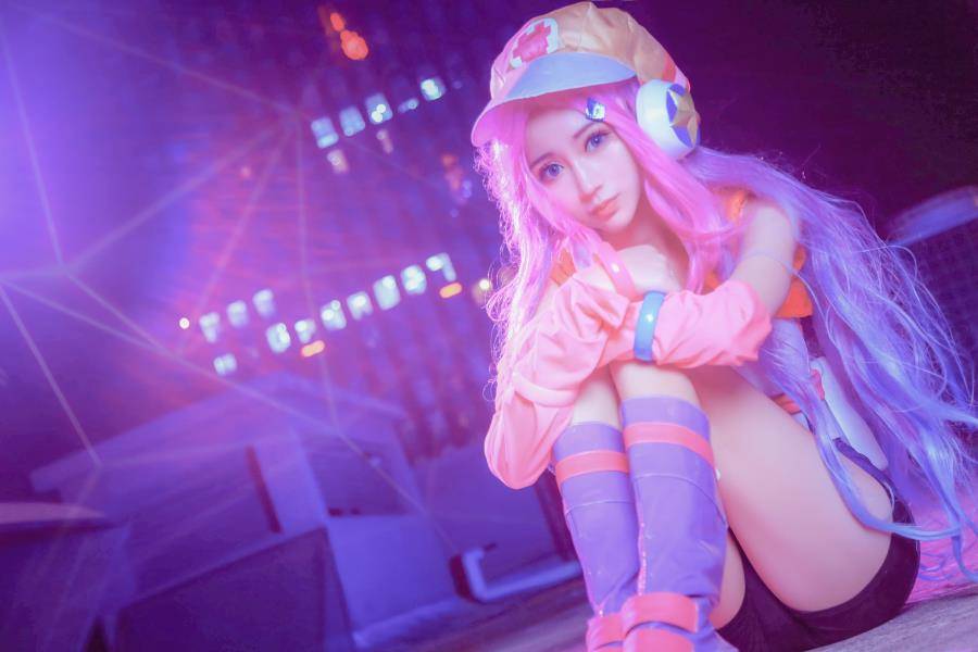 Cosplay福利/巨乳御姐英雄联盟赏金猎人厄运小姐cos福利图片