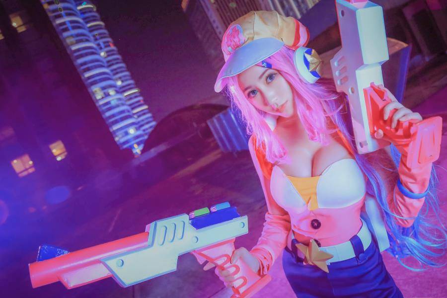 Cosplay福利/巨乳御姐英雄联盟赏金猎人厄运小姐cos福利图片