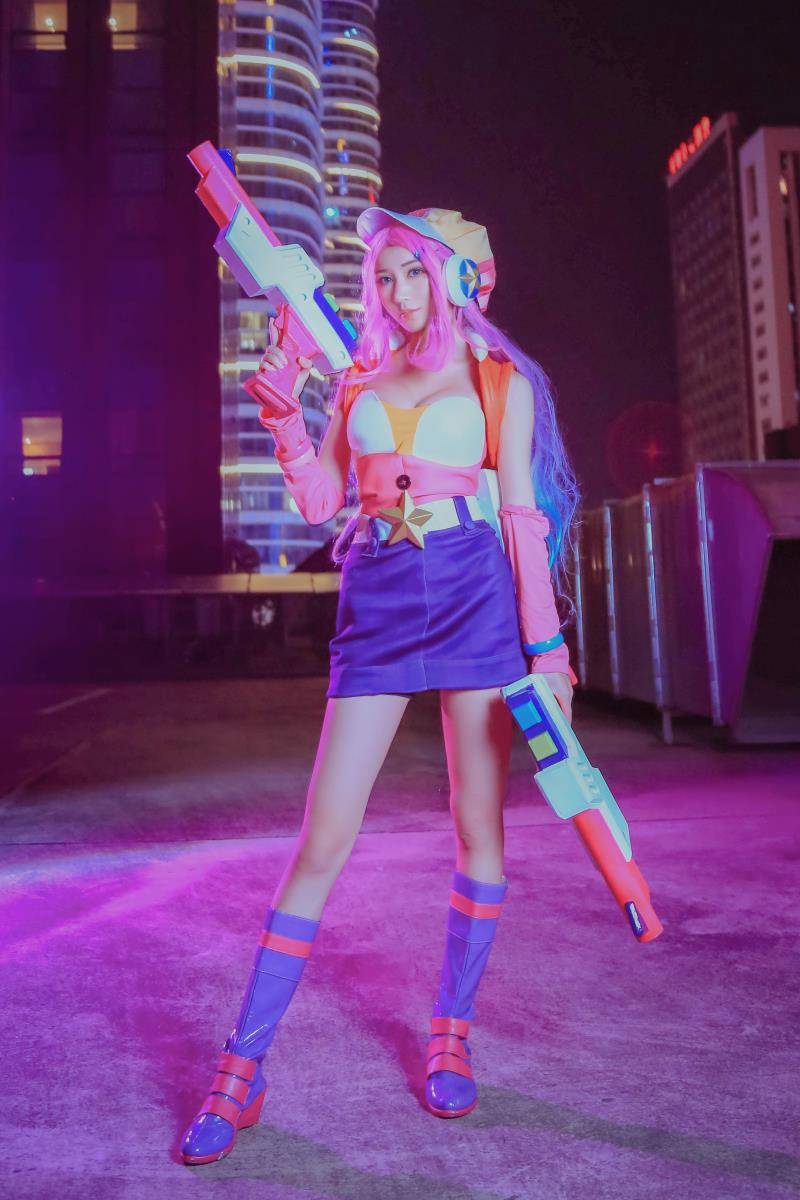 Cosplay福利/巨乳御姐英雄联盟赏金猎人厄运小姐cos福利图片