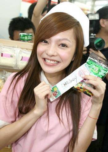 Cosplay福利/张韶涵小护士制服COS代言