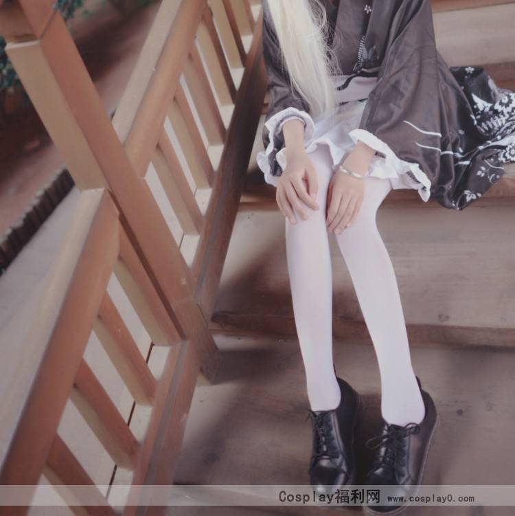 Cosplay福利/萌萌小萝莉缘之空穹妹睡衣白丝美腿cosplay本子图片