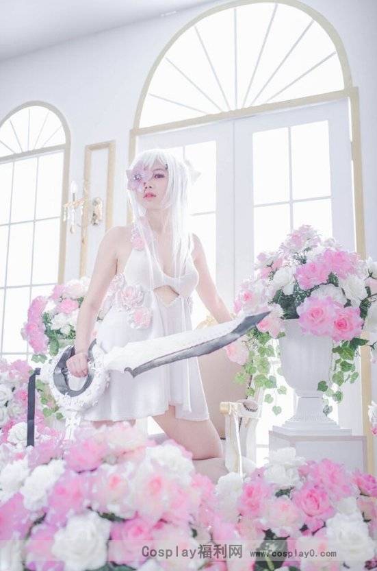 Cosplay福利/童颜巨乳萝莉龙背上的骑兵女主白丝诱惑cosplay图片