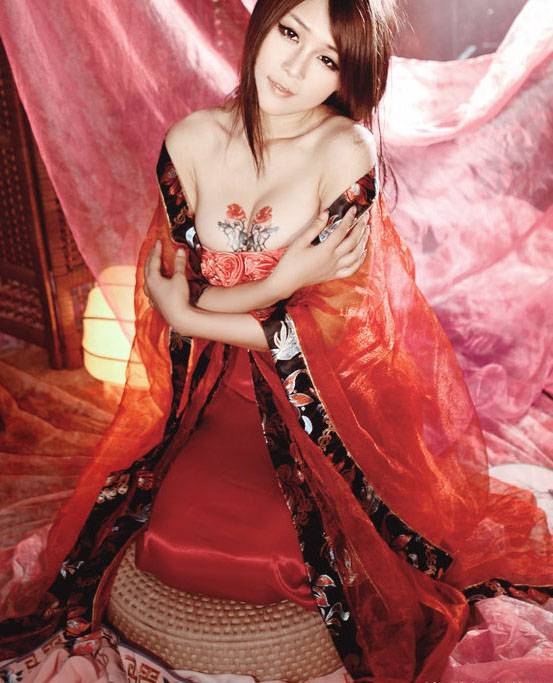 Cosplay福利/半裸激情胸前玫瑰似有余香！乳神张优Cos古典美女图赏