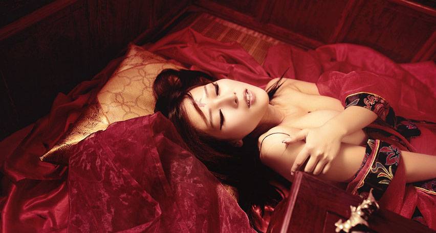 Cosplay福利/半裸激情胸前玫瑰似有余香！乳神张优Cos古典美女图赏