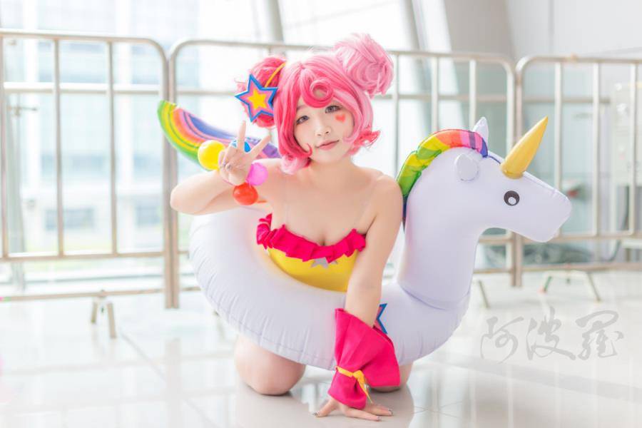 Cosplay福利/王者女英雄Cosplay泳装小乔缤纷独角兽美女图片