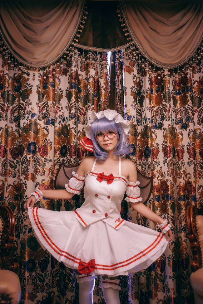 Cosplay福利/东方Project蕾米莉亚女仆萝莉白丝cosplay私房福利