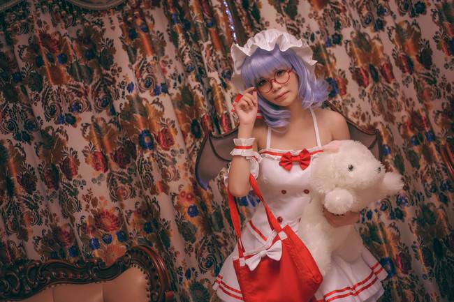 Cosplay福利/东方Project蕾米莉亚女仆萝莉白丝cosplay私房福利