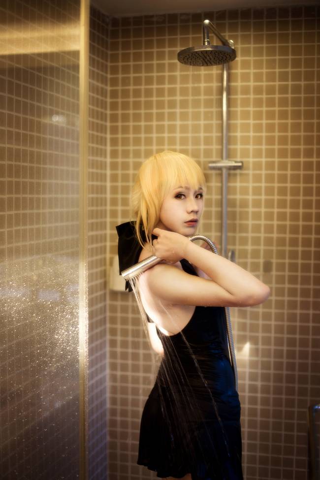 Cosplay福利/FateStayNightSaber美腿裸足cosplay福利