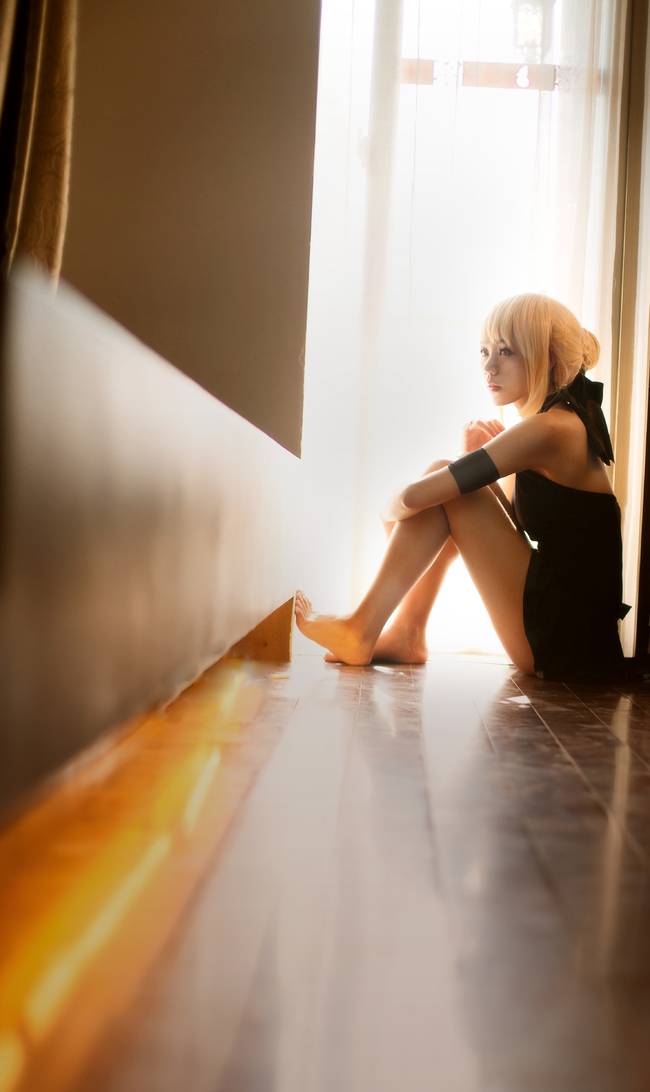Cosplay福利/FateStayNightSaber美腿裸足cosplay福利