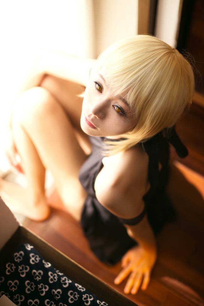 Cosplay福利/FateStayNightSaber美腿裸足cosplay福利