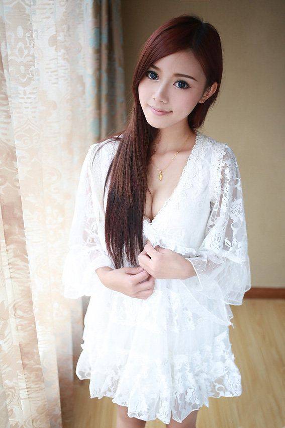 Cosplay福利/萌妹子窗前坐