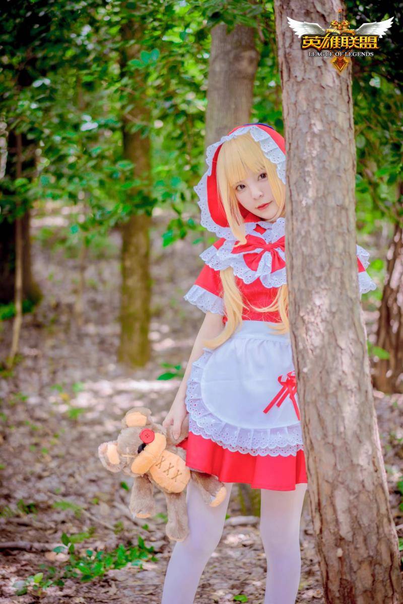 Cosplay福利/英雄联盟小红帽安妮cosplay白丝萝莉图片