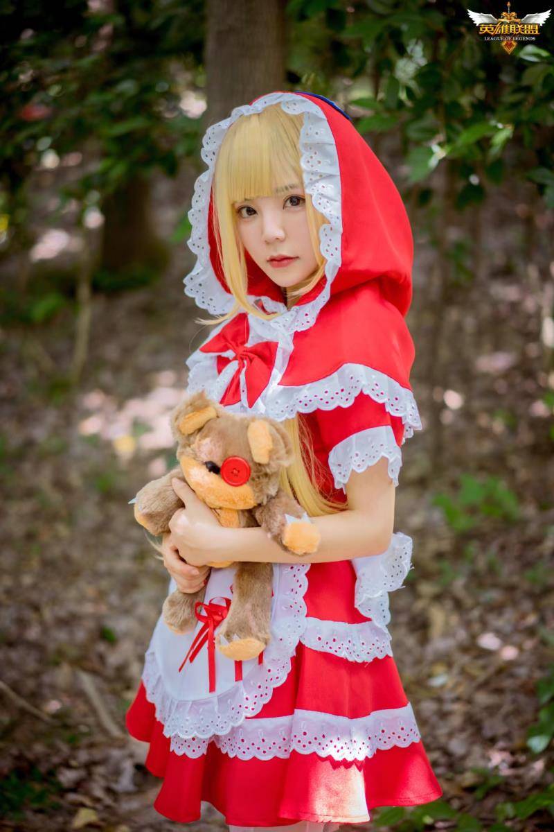 Cosplay福利/英雄联盟小红帽安妮cosplay白丝萝莉图片
