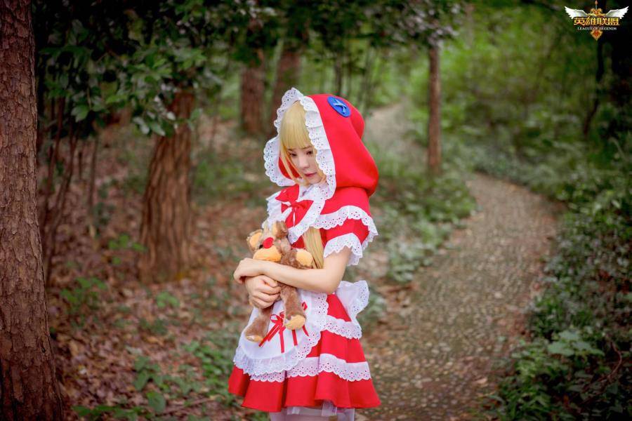Cosplay福利/英雄联盟小红帽安妮cosplay白丝萝莉图片