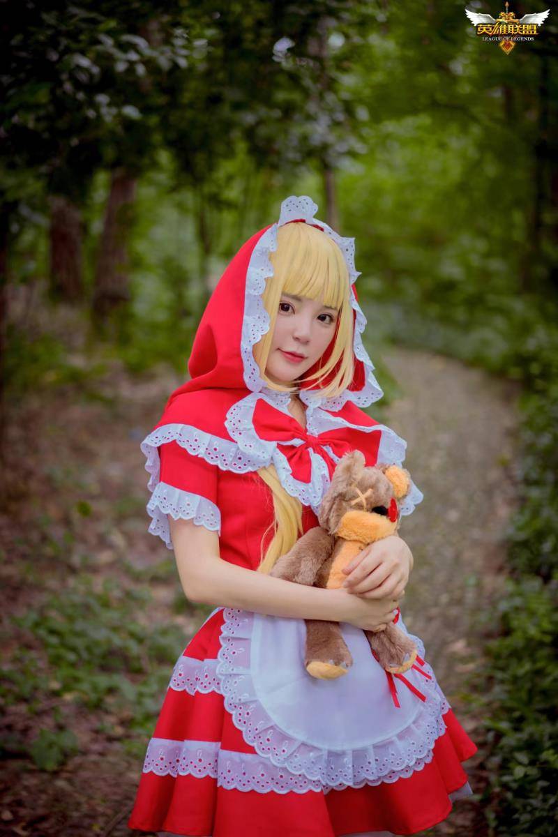 Cosplay福利/英雄联盟小红帽安妮cosplay白丝萝莉图片