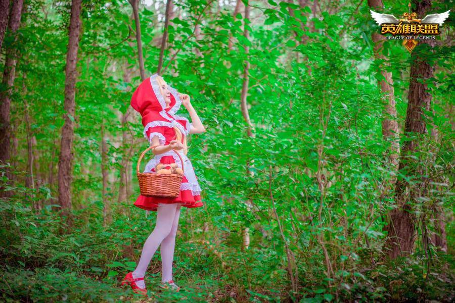 Cosplay福利/英雄联盟小红帽安妮cosplay白丝萝莉图片