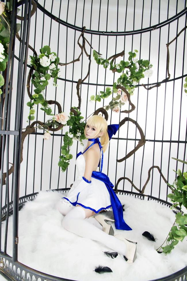 Cosplay福利/幻想嘉年华 Saber美女私房白丝过膝袜美腿福利
