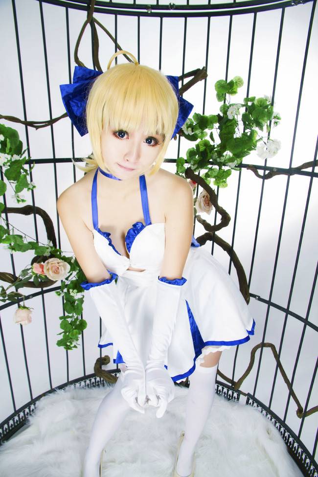 Cosplay福利/幻想嘉年华 Saber美女私房白丝过膝袜美腿福利