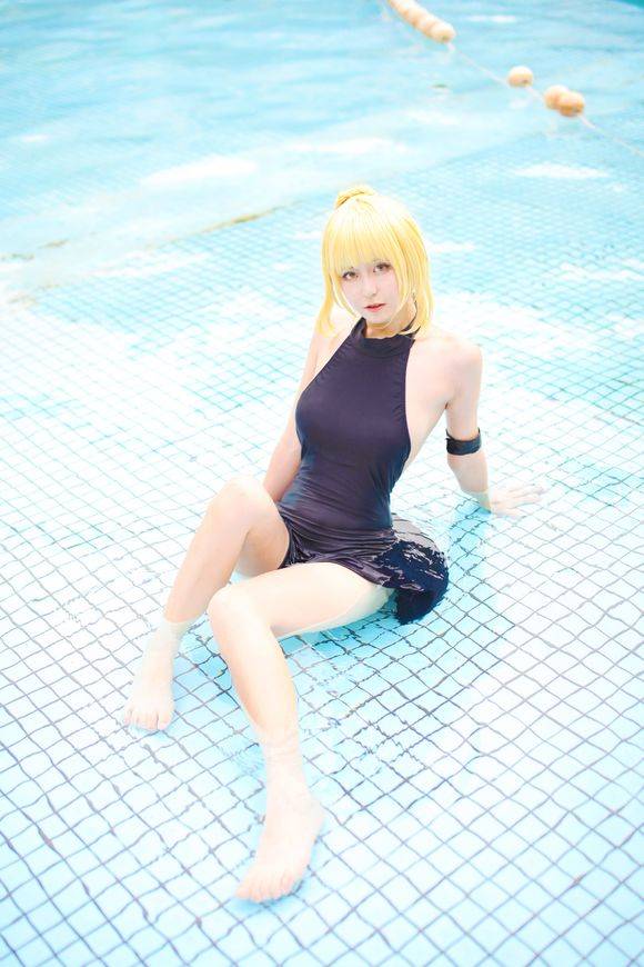 Cosplay福利/【COS正片】saber亚瑟王泳装长腿福利cos美图