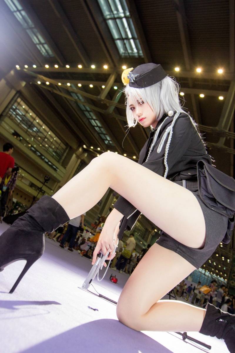 Cosplay福利/性感美女 黑塔利亚基尔伯特·贝什米特cosplay福利图片 两腿之间