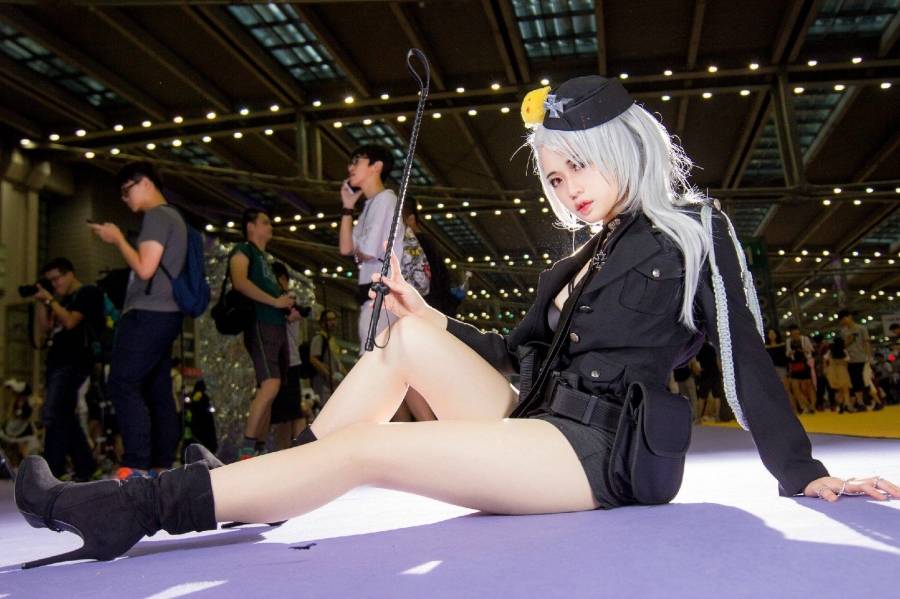 Cosplay福利/性感美女 黑塔利亚基尔伯特·贝什米特cosplay福利图片 两腿之间