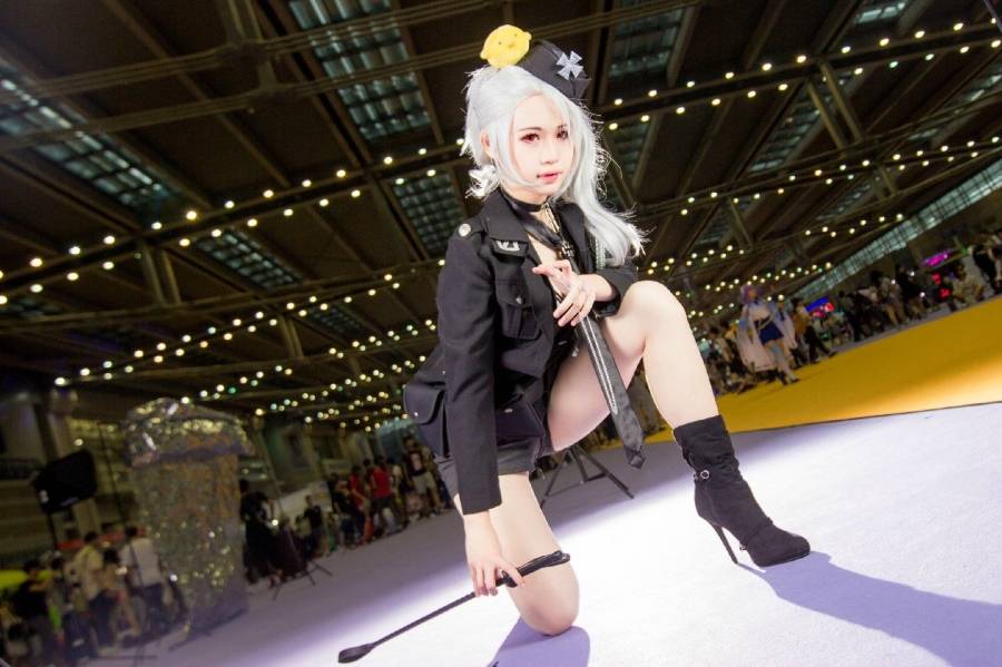 Cosplay福利/性感美女 黑塔利亚基尔伯特·贝什米特cosplay福利图片 两腿之间