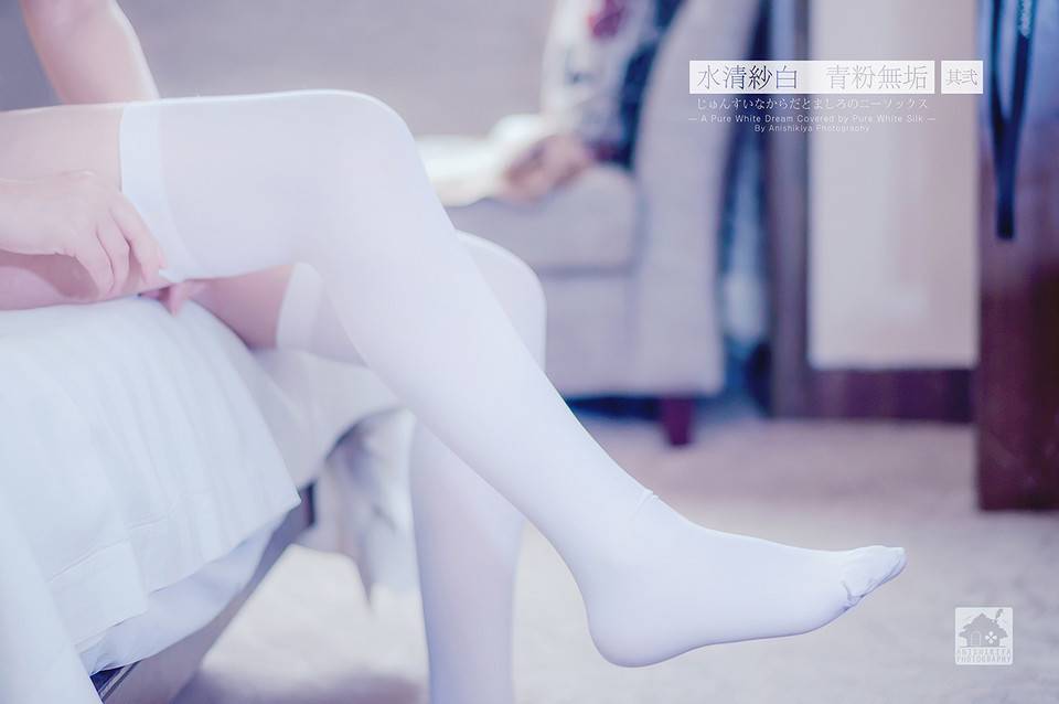 Cosplay福利/高清白丝近距离特写 美腿绝对领域短裙