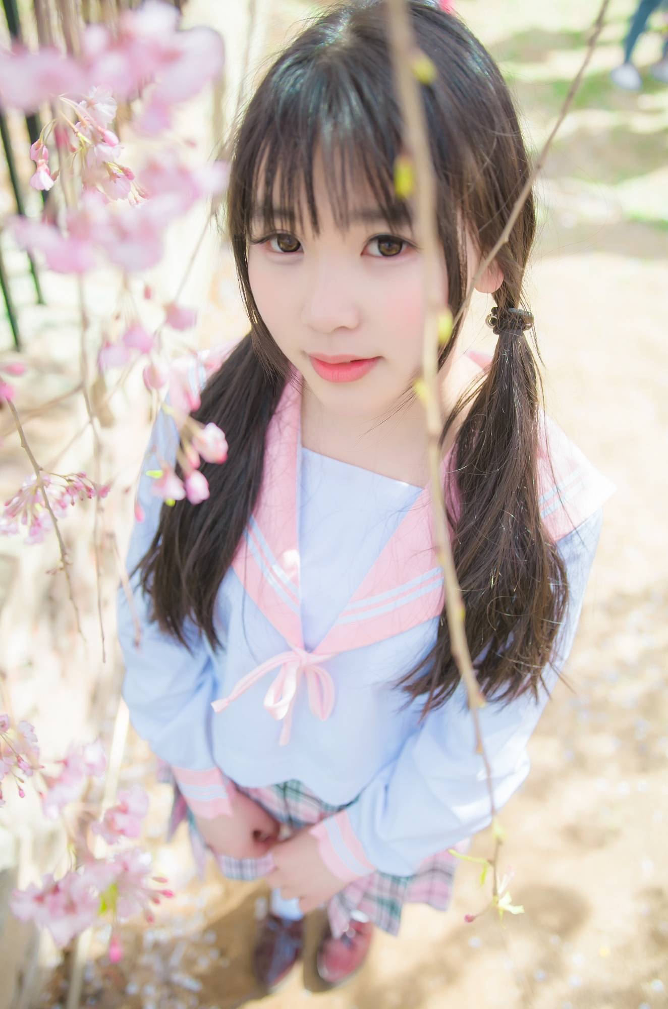 Cosplay福利/《樱花双马尾少女》白丝绝对领域格子裙少女美图欣赏