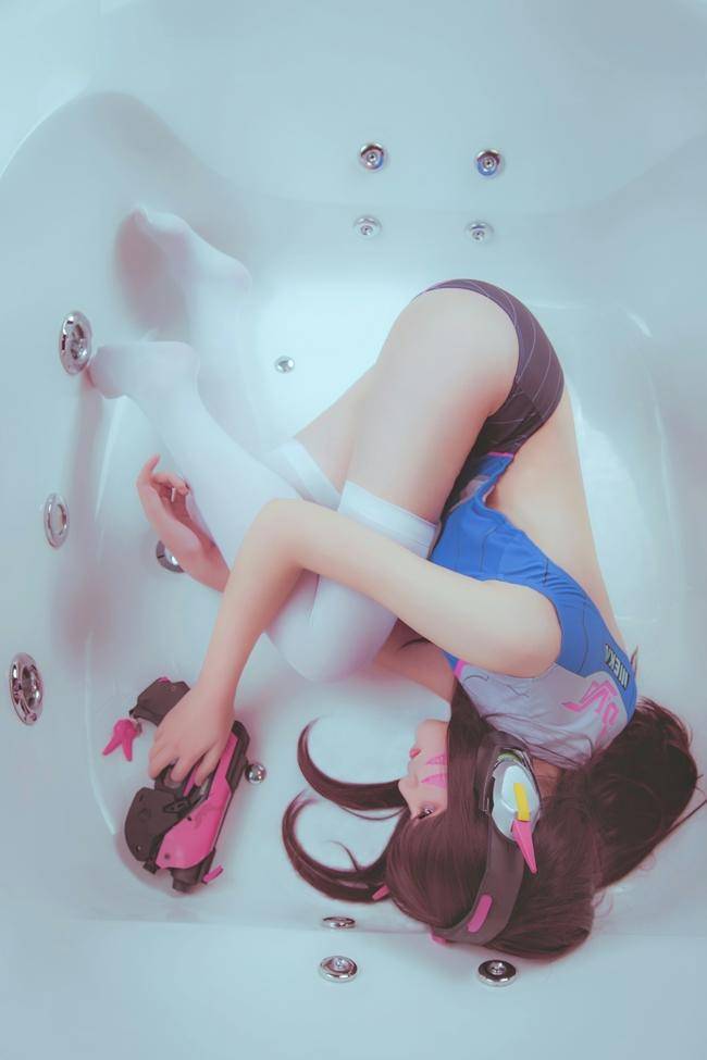 Cosplay福利/白丝绝对领域少女 浴缸里的守望先锋D.va COSPLAY