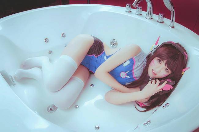 Cosplay福利/白丝绝对领域少女 浴缸里的守望先锋D.va COSPLAY