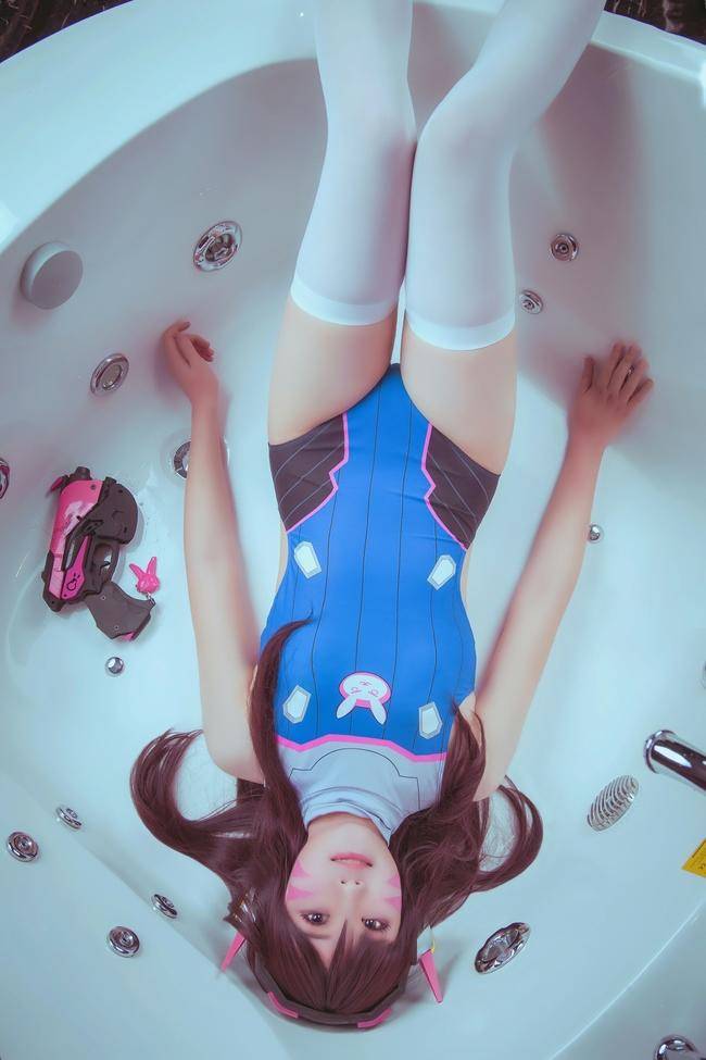 Cosplay福利/白丝绝对领域少女 浴缸里的守望先锋D.va COSPLAY