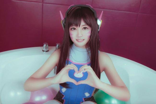 Cosplay福利/白丝绝对领域少女 浴缸里的守望先锋D.va COSPLAY