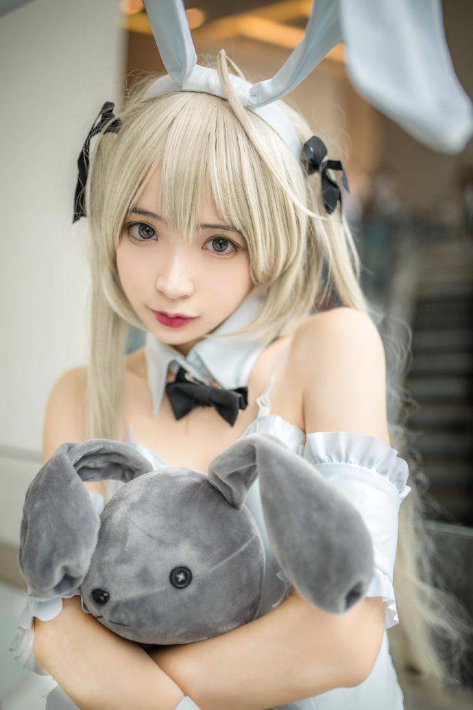 Cosplay福利/室外的黑丝兔女郎一只