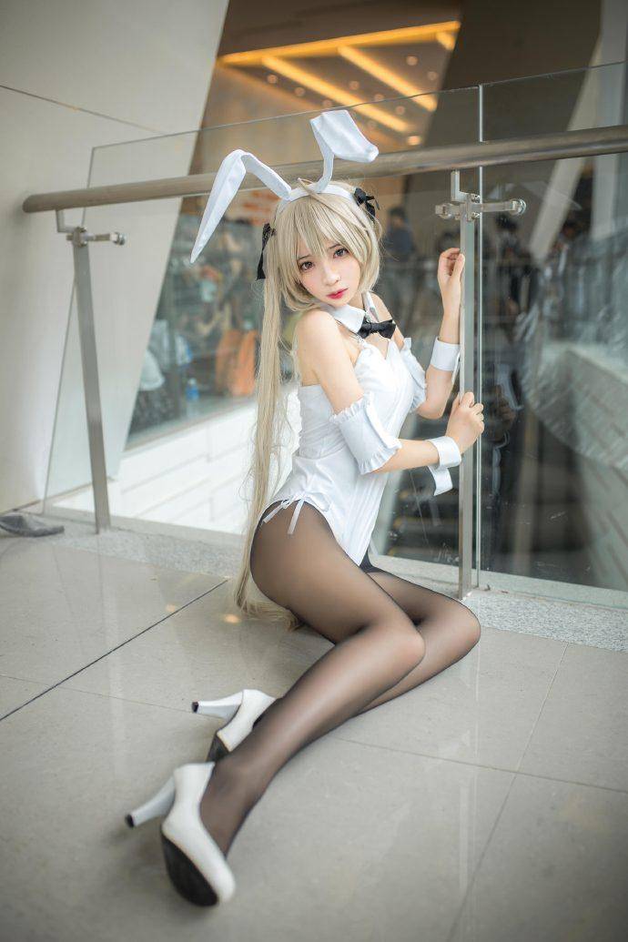 Cosplay福利/室外的黑丝兔女郎一只