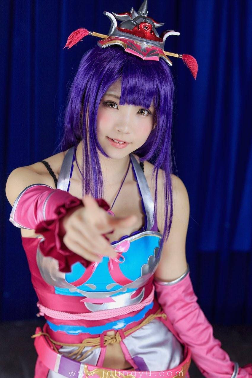 Cosplay福利/为什么我感觉cos反而不如她穿红裙好看