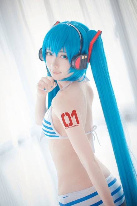 Cosplay福利/贫乳萌妹miku比基尼手办cos