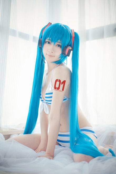 Cosplay福利/贫乳萌妹miku比基尼手办cos