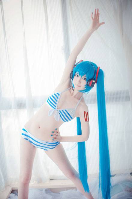 Cosplay福利/贫乳萌妹miku比基尼手办cos