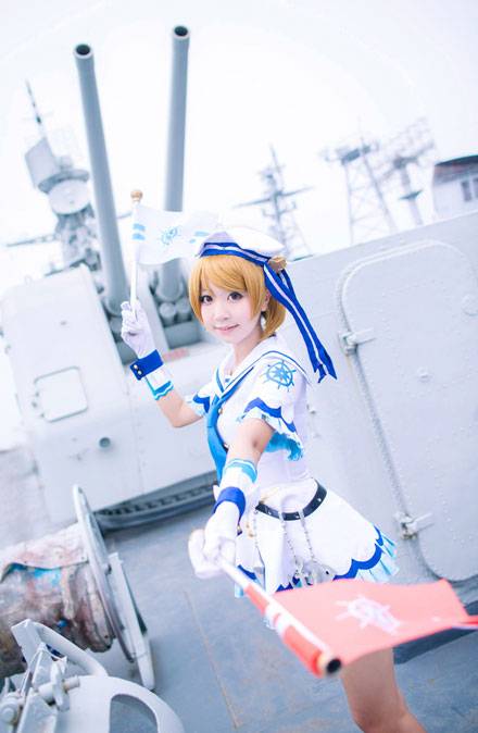 Cosplay福利/白皙萌妹小泉花阳海军COS