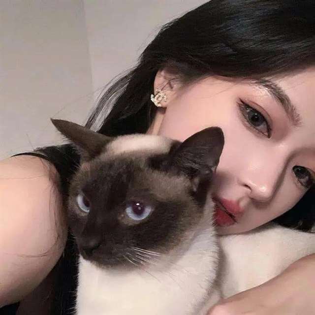 抱着猫侧面的女生头像