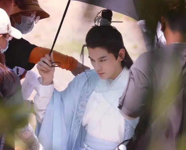 《皓衣行》楚晚宁为师昧撑伞是经典画面,原著党忘记宋星移是何人